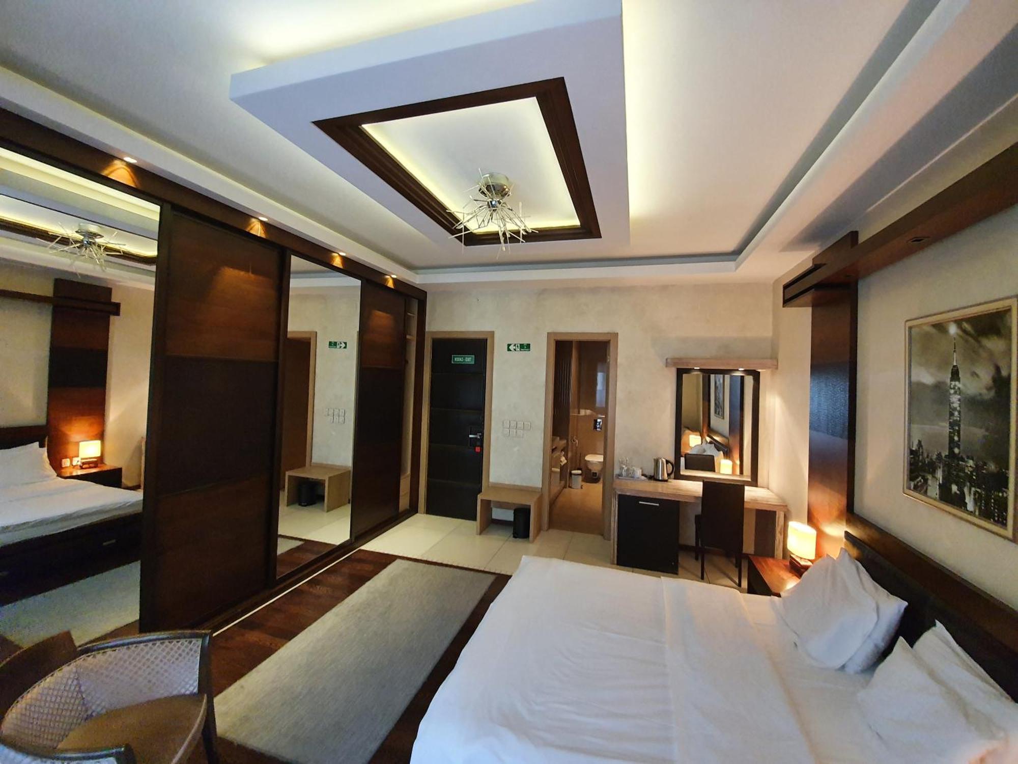 Privilege Suites By Central Park Belgrado Esterno foto
